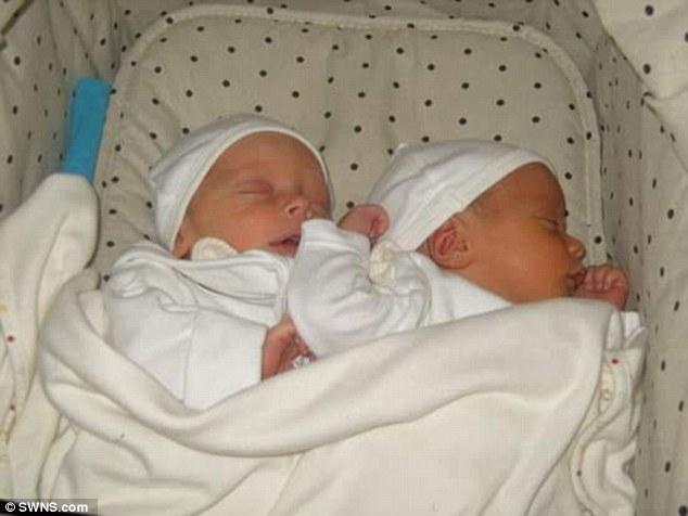 這對雙胞胎看上去很普通，可是當他們長大後，爸媽心裡出現質疑