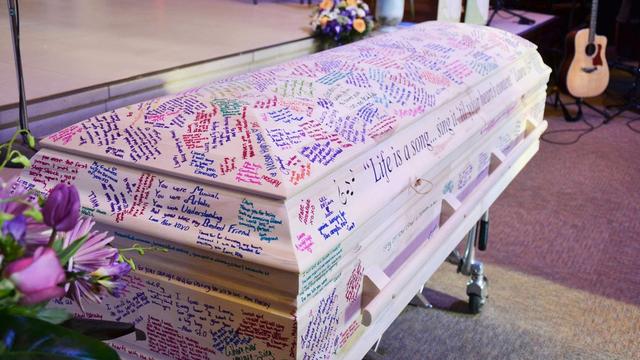 女孩因不幸輸給癌症永遠無法畢業，同學對她的棺木做了這樣一件事