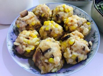 蒸冬菇粟米粒蝦餅