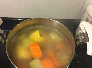 合掌瓜、紅蘿蔔、粟米豬展湯