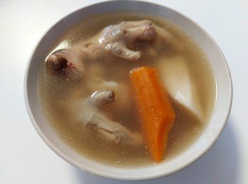 鮮淮山雞腳瘦肉湯 (湯水）