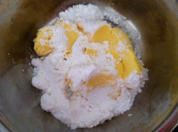 將奶油和糖粉攪拌均勻。