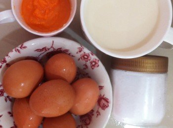 預備食材，開始調整紅蘿蔔汁，將無糖豆漿50ml和紅蘿蔔絲打成細糊待用。