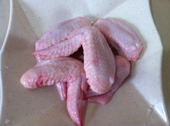 雞翅膀洗淨，瀝幹水放少許鹽《用刀輕輕在雞翅膀畫上兩刀，這樣腌製起來比較入味》，待用。