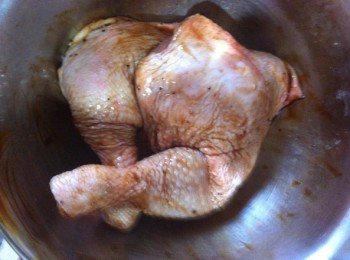 將雞腿洗淨，挖出雞腿邊的內臟。 加入所以醃料醃製4小時以上【我醃製了隔天】
