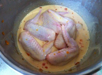  倒入剛腌製好的雞。