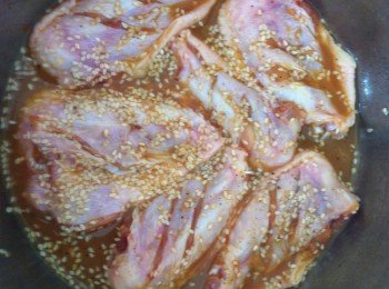 將雞中翅洗淨，背部劃兩刀，加入醃料醃製30分鐘。