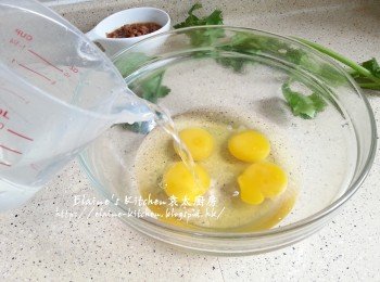 雞蛋打入大碗內加適量水拌勻成蛋液