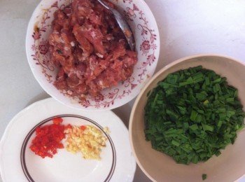 將肉碎加入所有醃料，靜置一旁約15分鐘，
紅辣椒剁碎，韭菜切粒，豆士洗淨待用。