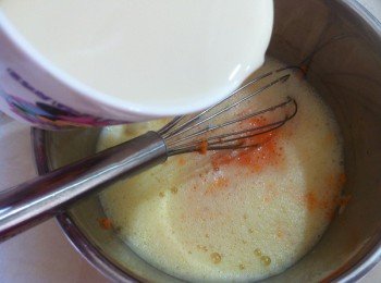 將蛋打發，加入紅蘿蔔糊，鹽巴和豆漿。