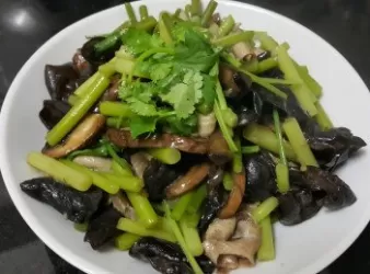 蒜芯木耳蘑菇炒脆腸