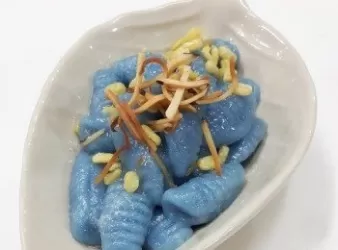 泰國的湯圓 (運用蝶豆花汁液)