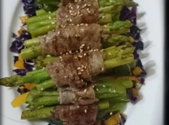 《有機彩椒露荀肥牛卷》
