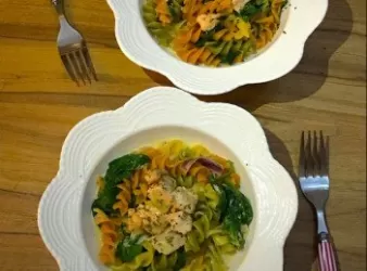 一鑊熟忌廉汁三文魚菠菜意粉