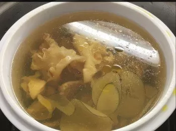 燉响螺花膠海底椰雞湯