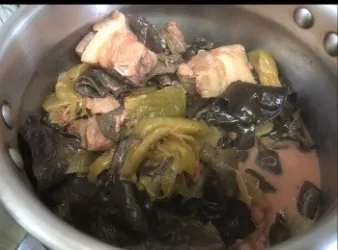 南乳炆鹹酸菜木耳腩肉