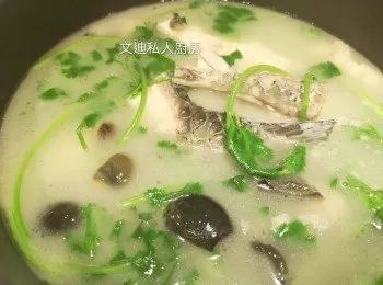 芫茜皮蛋滾脆鯇魚湯