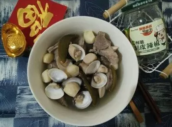 剝皮辣椒蒜頭鮑菇蛤蜊排骨湯【豆豆愛的料理】