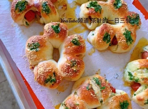 Garlic sausage bread rolls 蒜香腸仔麵包卷