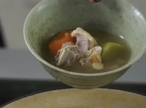 青紅蘿蔔粟米豬骨湯Green Radish, Carrot and Corn Soup with Pork Bone