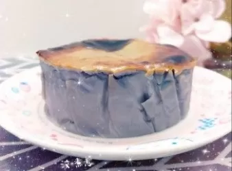 半熟軟心蝶豆花巴斯克焦香芝士蛋糕