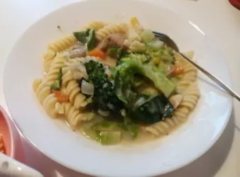 白汁蘑菇雞肉雜菜螺絲粉