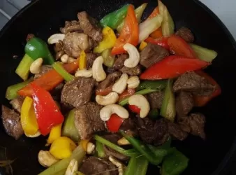 三色椒炒腰果牛柳粒