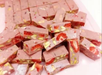 士多啤梨開心果鳥結糖《又稱牛軋糖》