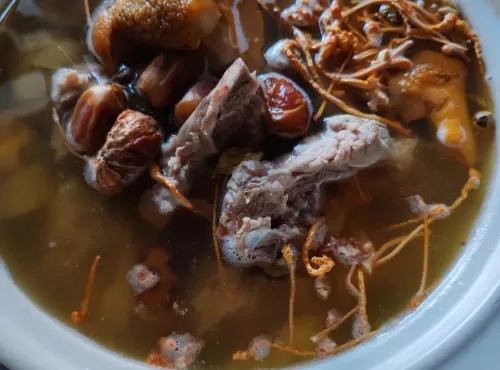 椰王松草花排骨湯