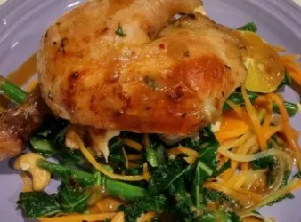 慢煮洋芫茜辣椒全雞， 配羽衣甘藍， 甜豆