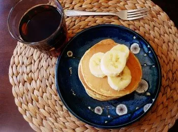 香蕉內餡滿滿－五分鐘超簡單香蕉鬆餅！