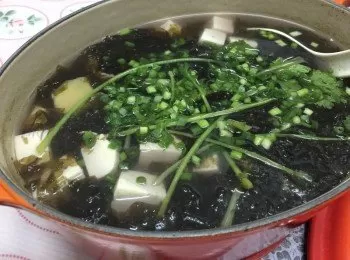 紫菜豆腐芫荽肉片滾湯