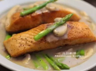 【蘑菇汁煎三文魚扒】
