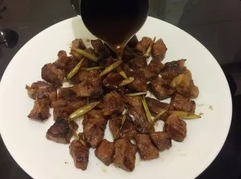 香茅牛仔粒配黑椒汁