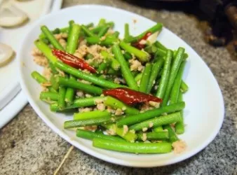 私房小炒： 腐乳肉末炒蒜心