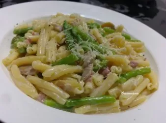 白汁煙肉蘆荀花捲粉 (一人晚餐食譜)