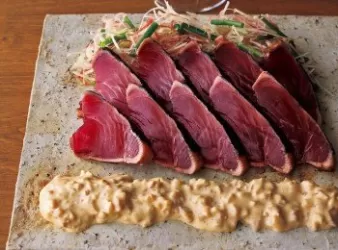 東販小食堂：鰹魚半敲燒佐煙燻蘿蔔美乃滋