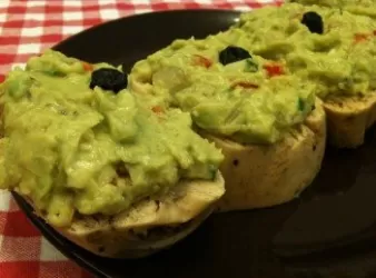 蔬果酪梨堅果饅頭塔