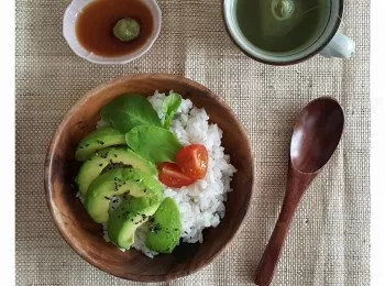 ⚘玄米茶 ⚘黑芝麻牛油果壽司飯   (山葵醬油)