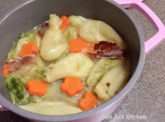 風乾黑毛豬火腿花膠雜菜鍋 [新派料理］