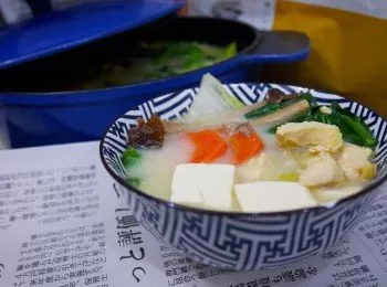 一雞兩吃（上集） 豆乳雞湯 【影片教學】（附豆漿及不專業的全雞拆骨方法）