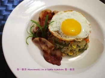 脆邊太陽蛋煙肉雞柳炒飯