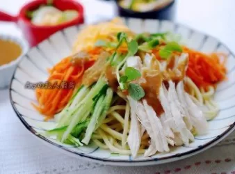 【胡麻醬雞絲涼麵】