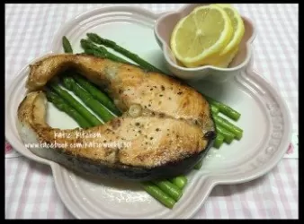 香煎三文魚伴牛油露荀