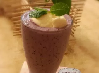 漂浮藍莓冰沙