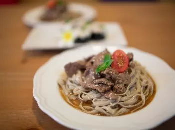 【吳双の愛妻料理】黃金蕎麥燒肉冷麵 