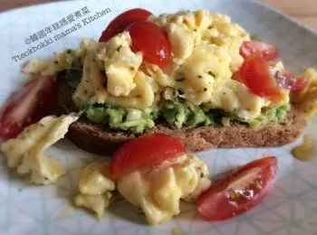 西式炒蛋牛油果多士 Avocado and Scambled eggs on Toast