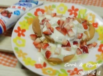 草莓煉奶厚鬆餅