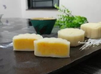 迷你椰香奶黃冰皮月餅