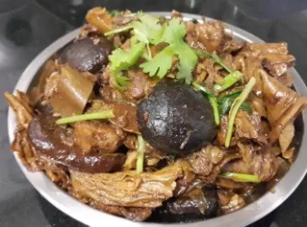 冬菇枝竹燜腩肉豬脷